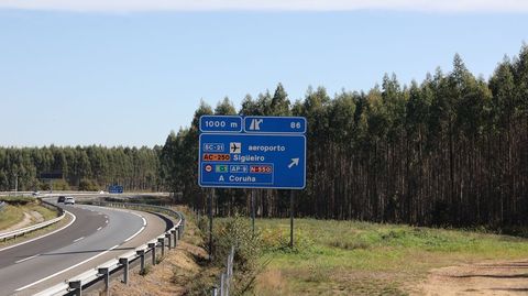 Los terrenos del polígono industrial de Lavacolla están delimitados por la A-54 y la autovía de acceso al aeropuerto