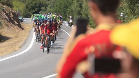 El pelot�n, todav�a en Monforte pero ya camino del ca��n del Sil