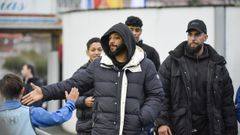 Marcelo saluda a los nios que este jueves acudieron al campo de Baltar para ver a la seleccin espaola sub-17