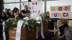 Protesta en el hospital de Barbanza por la  muerte  de la sanidad p�blica