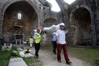 Los t�cnicos trasladaron en procesi�n y con todo cuidado la imagen que fue retirada en la ma�ana de ayer de Santa Mari�a. 