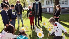 Onte partciparon nenos co CPR Luis Vives, deixando os seus poemas no paseo