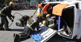 Los bomberos simularon la excarcelaci�n de una v�ctima atrapada en un coche, en Amboage. 