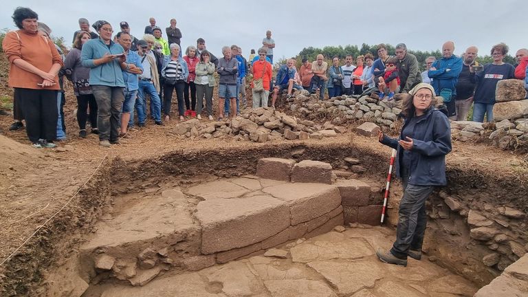 Una de las especialistas explica las caracter�sticas del muro circular encontrado en el castro durante las catas de esta semana