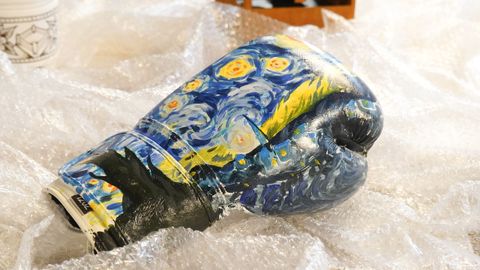 Obras en los guantes de la subasta Lienzos de 12 Onzas