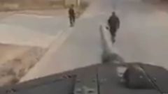 Graban un v�deo subidos a un tanque dentro de un cuartel amenazando a Puigdemont e Iglesias