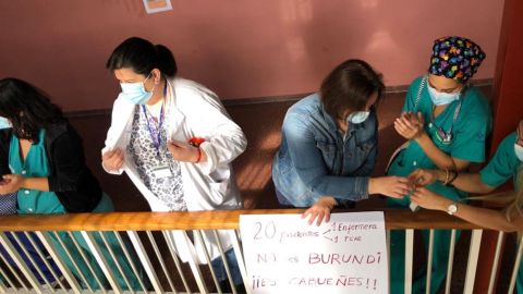 Trabajadoras, durante la protesta en el hospital de Cabuees
