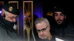 Alfonso Basterra, a la salida del �ltimo registro en su piso de Santiago, el d�a que se encontr� el ordenador en el sal�n.