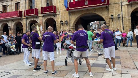 La charanga el Felechu puso la m�sica en los momentos previos al preg�n.