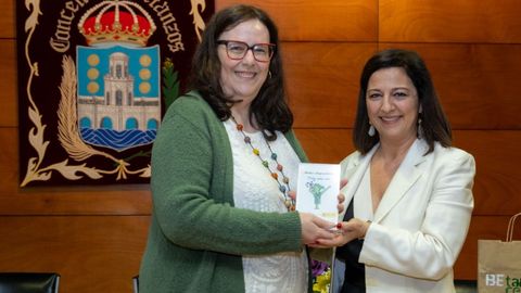 Mar�a P�rez Iglesias, con el distintivo, y la alcaldesa de Betanzos, Mar�a Barral