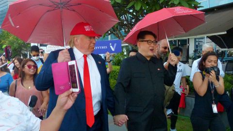 Unos dobles del presidente estadounidense, Donald Trump y del l�der norcoreano, Kim Jong Un, pasean de la mano por las calles de Singapur