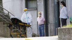 Una de las entradas del Hospital Montecelo de Pontevedra durante la pandemia del coronavirus