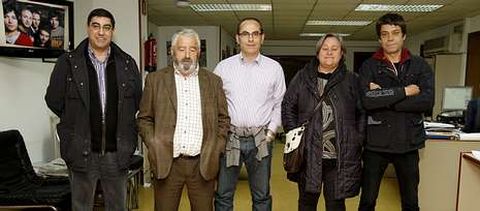 Ram�n P�rez Barrientos, Evaristo Lareo Vi�as, Antonio Devesa Bouzas, Julia Haz Barrientos y Suso Lista posaron antes de que se iniciara la mesa redonda.