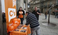 La mesa informativa de Ciudadanos se instal� durante toda la tarde en la plaza de A Peregrina. 