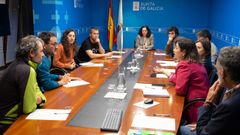 La directora xeral de Patrimonio Natural, Bel�n do Campo, reunida este lunes con la delegaci�n catalana que se ha interesado en la gesti�n del lobo ib�rico en Galicia.