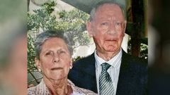 El matrimonio durante la celebraci�n de sus bodas de oro