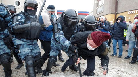 Agentes deteniendo a un manifestante ayer en la nueva ola de protestas en Mosc�