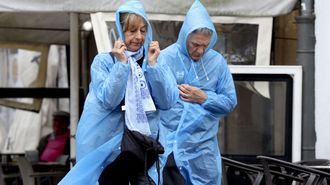 Dos personas se proteg�an el pasado martes de las lluvias en Santiago