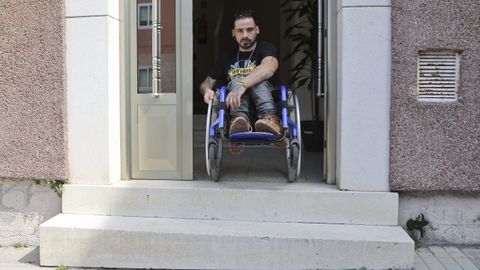El ferrolano Mario Becerra se hizo viral en su cuenta de Tik Tok mostrando todo el proceso que debe realizar para subir gateando hasta su casa, un segundo piso en un edificio sin ascensor
