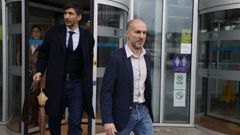 El alcalde de Ourense, saliendo de los juzgados tras su declaraci�n ante el juez.