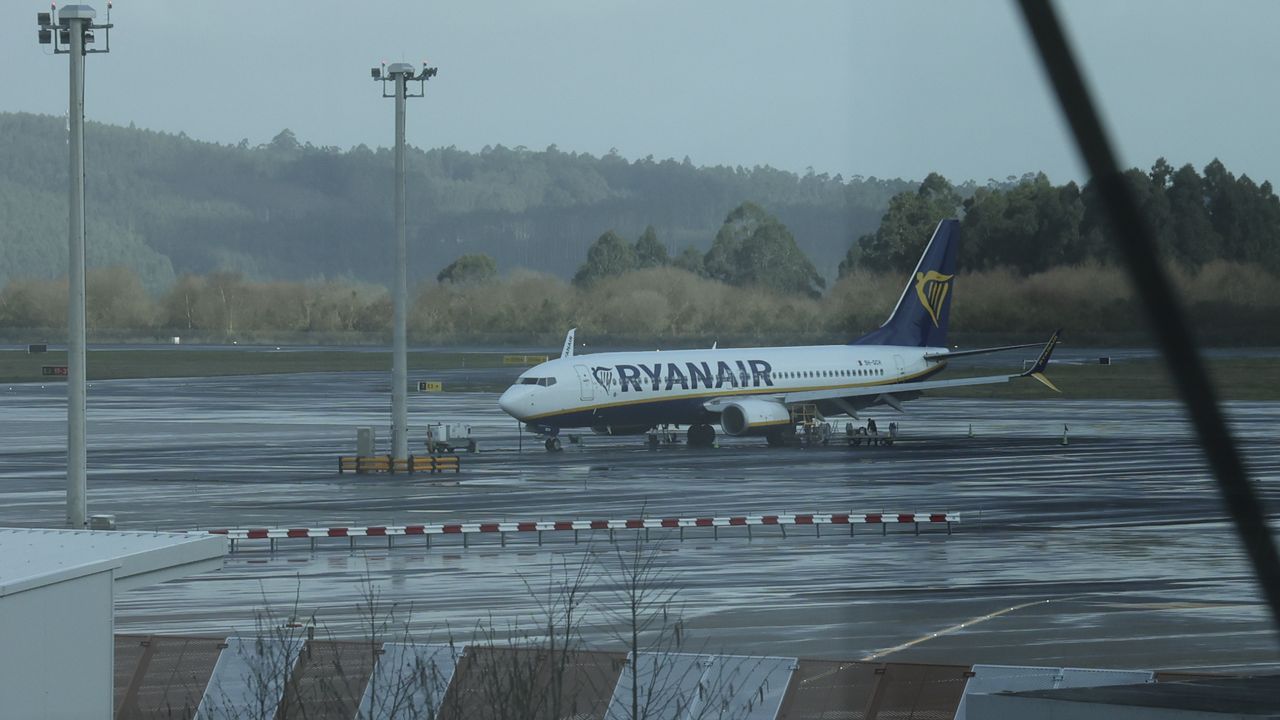 Ryanair asegura que les encantaría volver a Santiago y Vigo, pero que la «estructura de precios» no lo permite