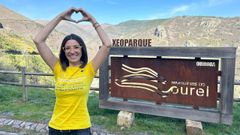 Silvia Mart�nez, responsable de la empresa Barvantia, junto a un cartel del geoparque