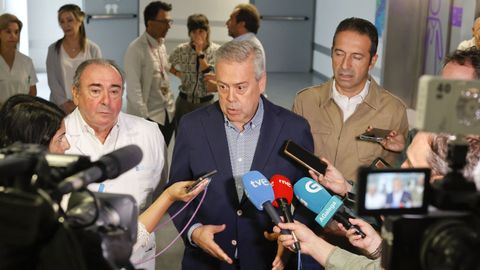 El conselleiro de Sanidade, Antonio G�mez Caama�o, en el HULA.
