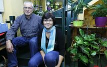 Jos� Castro y Josefa Campo en su florister�a situada en la calle Fonti�as, en Lugo. 