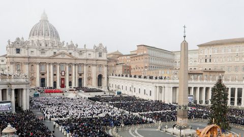 Miles de fieles se acercaron a la baslica de San Pedro del Vaticano a ver el funeral del papa emrito