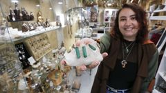 Laura Mart�nez, de 25 a�os, mont� el a�o pasado su primer negocio en Lugo, la tienda Piedras Vivas.