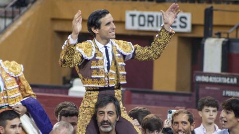 El torero Juan Ortega sale a hombros del marido de Nuria Roca, Juan del Val, despus de una faena en la plaza de toros de Jan