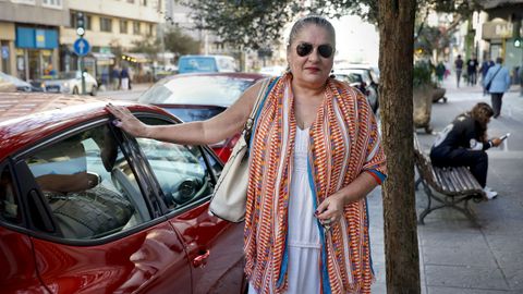 Cruz L�pez Garc�a, con su coche, en la ronda de Outeiro