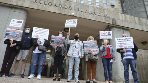 Una representacin de las vctimas del accidente, en los juzgados de Santiago