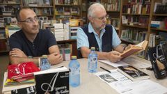 Alfonso Blanco, durante unha presentaci�n na Librar�a Bra�as Verdes (esquerda)