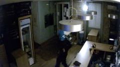 Las c�maras de un bar de Teo cazan al ladr�n que entr� a robar con una bolsa de pl�stico cubriendo su rostro