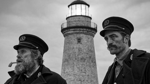 Fotograma del filme The Lighthouse, de Robert Eggers, con Willem Dafoe y Robert Pattinson como nicos protagonistas