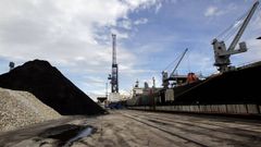 El carb�n se acumula en el muelle a la espera de su traslado a Meirama