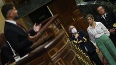 Yolanda D�az observa una intervenci�n de Gabriel Rufi�n en el Congreso de los Diputados.