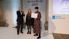 Julia Vilari�o muestra el diploma, en la reciente gala de entrega de premios de Artesan�a de Galicia, en Santiago