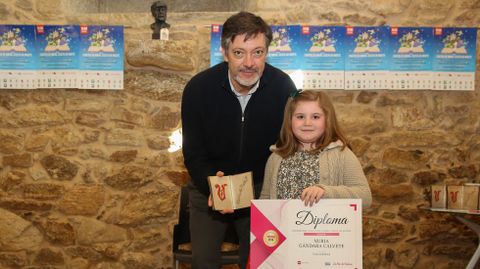 Recolle Nuria G�ndara Calvete, alumno do colexio Labarta Pose (Baio). S�timo premio. Entrega Manuel Mu��o, alcalde de Zas