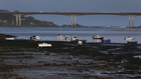 El puente de los Santos, inaugurado en 1987, acerc� m�s Galicia y Asturias al facilitar las comunicaciones por carretera.