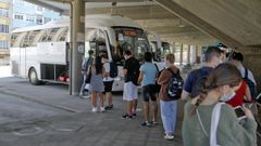 Colas para coger el bus que une Ferrol con A Coru�a