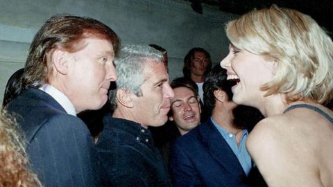 Donald Trump con Jeffrey Epstein y la modelo Ingrid Seynhaeve, en una imagen de 1997
