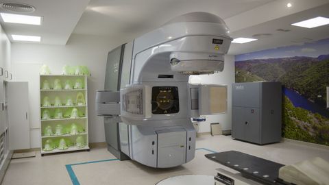 Sala con uno de los dos aceleradores lineales con los que cuenta el HULA.