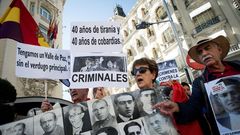 Colectivos de memoria hist�rica se concentraron ayer frente al Congreso