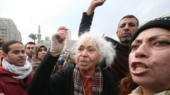 La escritora y activista feminista Nawal El Saadawi, en una protesta en la plaza Tahrir, en El Cairo
