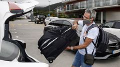 Turistas march�ndose de un hotel de Viveiro