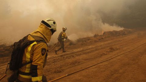 Bomberos trabajando en el fuego de Larouco, extendido hacia Quiroga