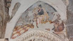 Imagen del mural restaurado en el que se ve a un escribano con una cartela medieval
