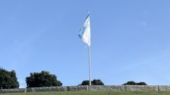 Izada nun mastro de aceiro no mesmo lugar onde se sit�a un castro, no monte do mesmo nome, e mirando cara ao vendaval, ondea ela soa